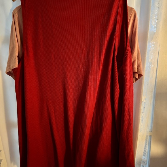 2 -In Every Story 2x tops sleeveless with buttons and bell like sleeves on it - Picture 2 of 14